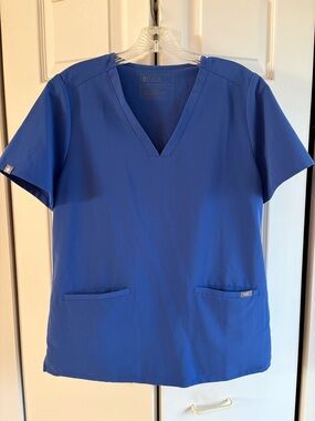 FIGS Women’s Casma Three Pocket Scrub Top